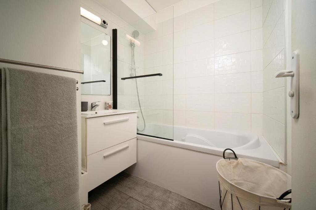 Apartment Climatise Equipe Avec Balcon Au Coeur De Marseille